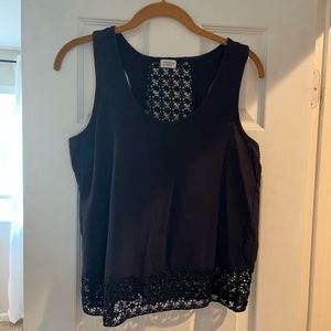 Sleeveless, cropped top